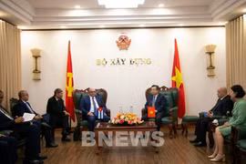 Minister of Construction Nguyen Thanh Nghi (third from right) and Cuban Minister of Construction Rene Mesa Villafana (third from left) (Photo: VNA)