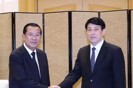 Politburo member and permanent member of the Party Central Committee’s Secretariat Luong Cuong (right) and President of the Cambodian People’s Party (CPP) and President of the Cambodian Senate Hun Sen (Photo: VNA)