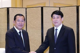 Politburo member and permanent member of the Party Central Committee’s Secretariat Luong Cuong (right) and President of the Cambodian People’s Party (CPP) and President of the Cambodian Senate Hun Sen (Photo: VNA)