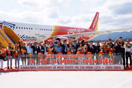 Vietjet’s aircraft bearing Ho Chi Minh city tourism symbol lands in Dien Bien