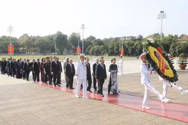 Party, State leaders pay tribute to President Ho Chi Minh