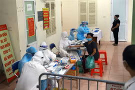 Hanoi conducts rapid Covid-19 testing for traders at Nga Tu So market