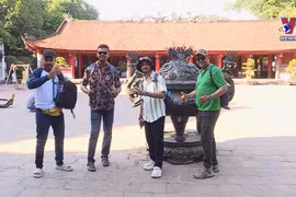 First group of 4,500 Indian tourists arrive in Hanoi