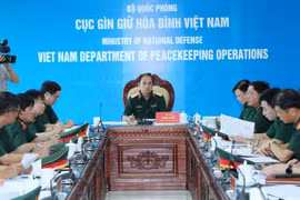 Deputy Chief of the General Staff of the Vietnam People's Army Senior Lieutenant General Phung Si Tan chairs a working session with relevant units. (Photo: VNA) 