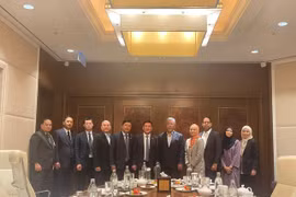 Vietnamese Minister of Industry and Trade Nguyen Hong Dien (C) and representatives of TNB Renewables Sdn Bhd. (Photo: VNA)