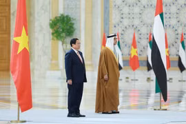 Prime Minister Pham Minh Chinh (L) and Vice President of the United Arab Emirates (UAE) Sheikh Mansour bin Zayed Al Nahyan at the official welcome ceremony for the Vietnamese leader. (Photo: VNA)