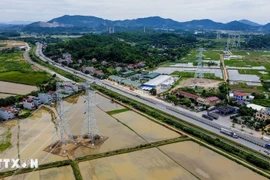 The 92-km Quynh Luu-Thanh Hoa section of the 500kV circuit-3 power transmission line was commissioned on August 19. (Photo: VNA)