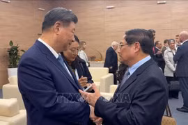 Prime Minister Pham Minh Chinh (R) and General Secretary of the Communist Party of China Central Committee and President of China Xi Jinping. (Photo: VNA)