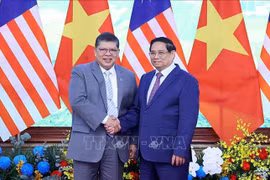 Prime Minister Pham Minh Chinh (R) and Speaker of the Malaysian House of Representatives Tan Sri Dato' Johari Bin Abdul in Hanoi on October 25. (Photo: VNA)