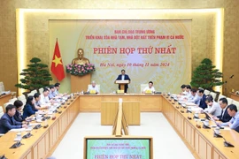 PM Pham Minh Chinh (standing) chairs the first meeting of the central steering committee for the eradication of temporary and dilapidated houses nationwide in Hanoi on November 10. (Photo: VNA)