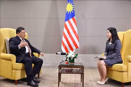 Speaker of the Malaysian House of Representatives Tan Sri Dato' Johari Bin Abdul (L) grants an exclusive interview to the Vietnam News Agency (VNA). (Photo: VNA) 