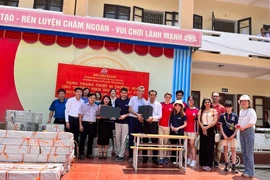 Horizon International Bilingual School presents teaching equipment to schools in Ha Tinh