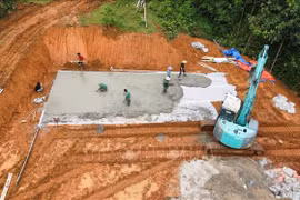 Lao Cai rushes to build temporary shelters for Lang Nu village residents