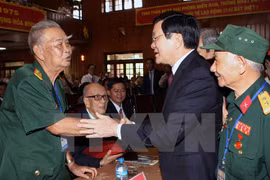 President Truong Tan Sang (R) shakes hand with a participant of the ceremony (Photo: VNA)