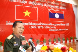 Lao Deputy Defence Minister Chansamon Channhalat delivers addresses the event (Photo: VNA)