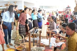 Vietnam’s handicraft products showcased in Laos