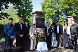 Embassy delegation visits President Ho Chi Minh’s monument site