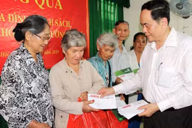 Fatherland Front leader delivers Tet gifts in Can Tho city