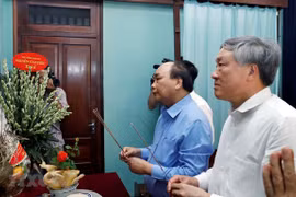 Prime Minister offers incense in tribute to late President
