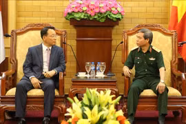 Vietnamese officer meets with RoK army officers
