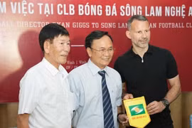 Football legend Ryan Giggs meets Nghe An, Ha Tinh clubs, fans
