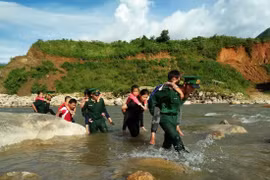 Lai Chau border force presents scholarships to poor students