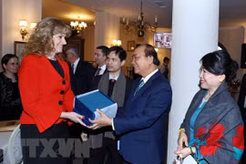  PM Nguyen Xuan Phuc seeks to boost local cooperation with Romania