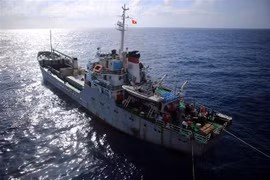 Tet gifts reach staff on offshore platform