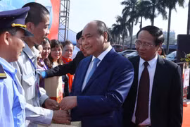 PM Phuc pays pre-Tet visit to workers in Hai Phong