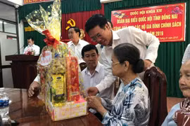Officials present Tet gifts to social policy beneficiaries 