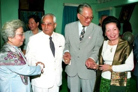 Lao leaders pay tribute to former Vietnamese President Le Duc Anh 