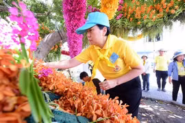 Thailand: Floral decorations along procession route