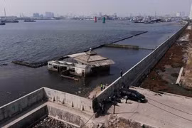 Indonesia considers building giant sea wall