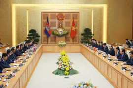 PM Nguyen Xuan Phuc holds talks with Cambodian PM Hun Sen