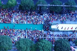 Over 3,000 people join mass performance in 6th Ao Dai festival 