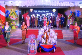 Lao students in Thua Thien-Hue celebrate Bunpimay festival
