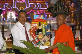 Deputy PM delivers Chol Chnam Thmay greetings in Vinh Long, Tra Vinh