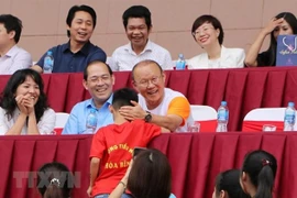 Coach Park Hang-seo meets pupils in Phu Tho province