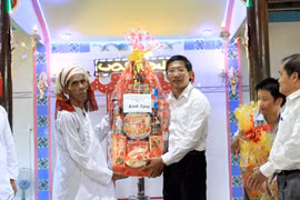Binh Thuan leaders visit Cham Bani community on Ramuwan festival