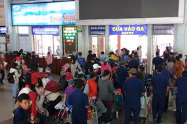 HCM City ensures transport for people returning home for Tet