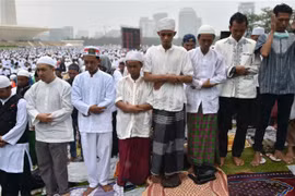 Indonesian people pray for rain amid raging forest fires