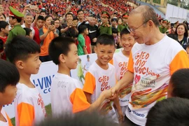 National men’s football coach visits disadvantaged students in Phu Tho