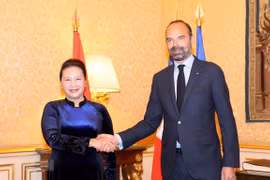 NA leader meets French PM in Paris