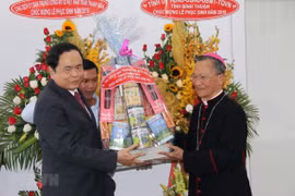 Front leader extends Easter greetings to Phan Thiet Diocese