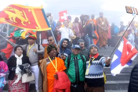 Vesak 2019: foreign delegates engage in Buddhist ritual on Mount Fansipan 