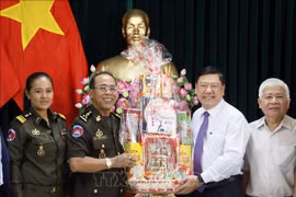 Cambodian military delegation pay Tet visit to Vinh Long