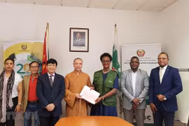 Vietnam Buddhist Sangha presents rice to Mozambique