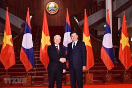 Top Vietnamese leader seeks stronger relations with Laos 