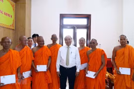 PM visits Khmer Theravada Buddhist Academy 