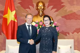 Top legislator bids farewell to EU delegation head